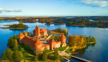 Ce pays d'Europe attire encore trop peu de touristes, ceux qui le visitent découvrent un pays magnifique