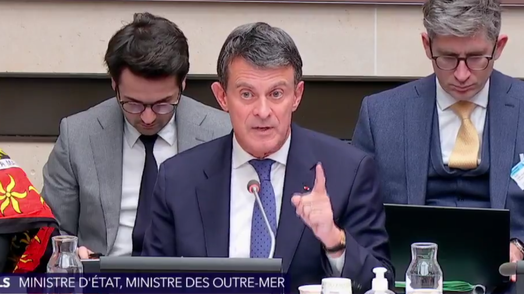 Mayotte : Manuel Valls ironise sur ses retrouvailles avec Aurélien Taché après une question tendue à l’Assemblée