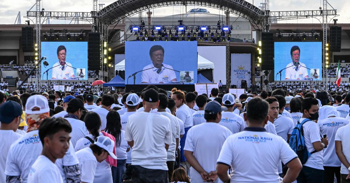 Aux Philippines, de vastes manifestations contre la guerre des clans Marcos-Duterte