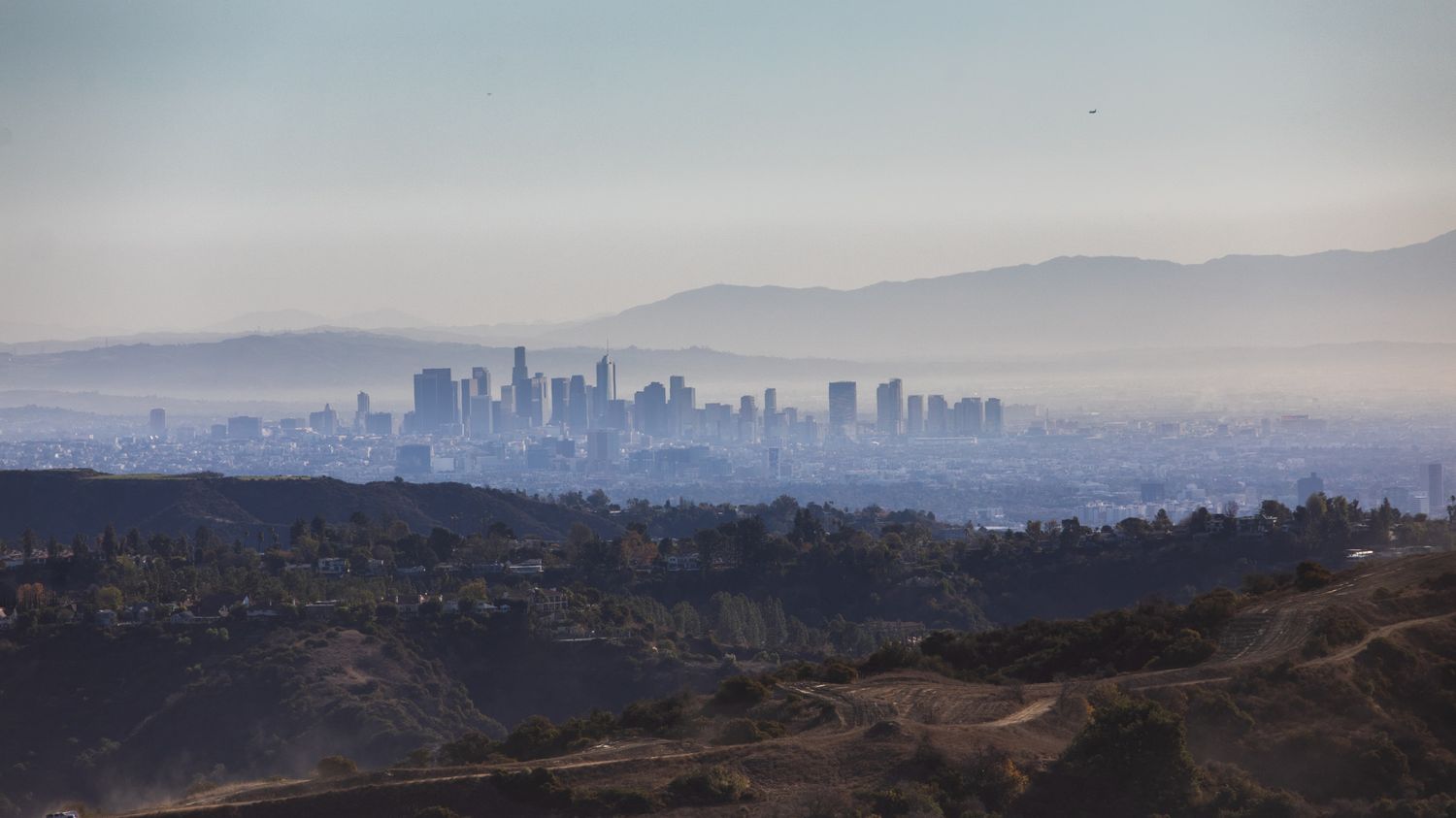 REPORTAGE. "C'est comme une menace invisible" : la fumée et la pollution de l'air, ces autres dangers des incendies à Los Angeles