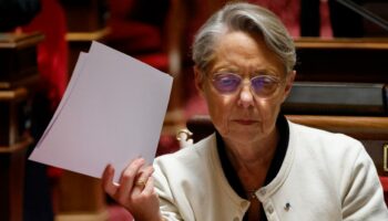 Élisabeth Borne va lire la déclaration de politique générale de François Bayrou au Sénat (et la scène peut être cocasse)