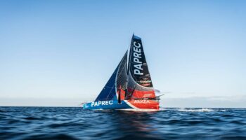 VIDEO. Vendée Globe : pendant que Charlie Dalin triomphe, son dauphin Yoann Richomme survolé par une patrouille de Rafales au large des côtes bretonnes