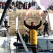 Vendée Globe 2024 : "Je suis l'homme le plus heureux du monde"... Revivez l'arrivée triomphale du vainqueur Charlie Dalin aux Sables d'Olonne