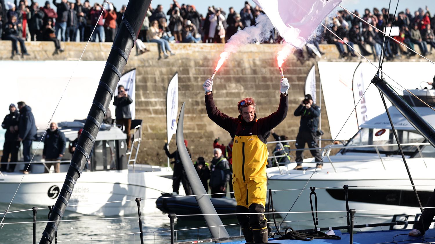 Vendée Globe 2024 : "Je suis l'homme le plus heureux du monde"... Revivez l'arrivée triomphale du vainqueur Charlie Dalin aux Sables d'Olonne