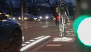 Transports : pour protéger les cyclistes, Issy-les-Moulineaux teste des bandes cyclables lumineuses