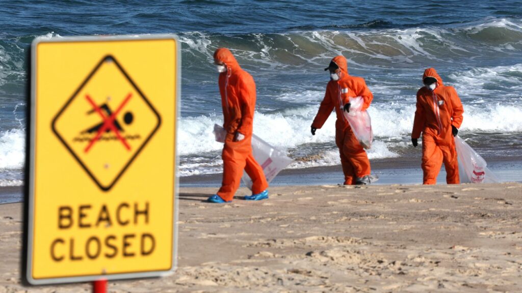 En Australie, les plages de Sydney encore victimes de boules mystérieuses échouées sur le sable