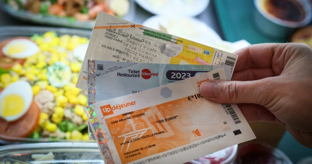 L'Assemblée nationale a adopté dans l'urgence jeudi la prolongation jusqu'à fin 2024 d'une dérogation qui permet d'utiliser les tickets restaurants pour acheter tous les produits alimentaires