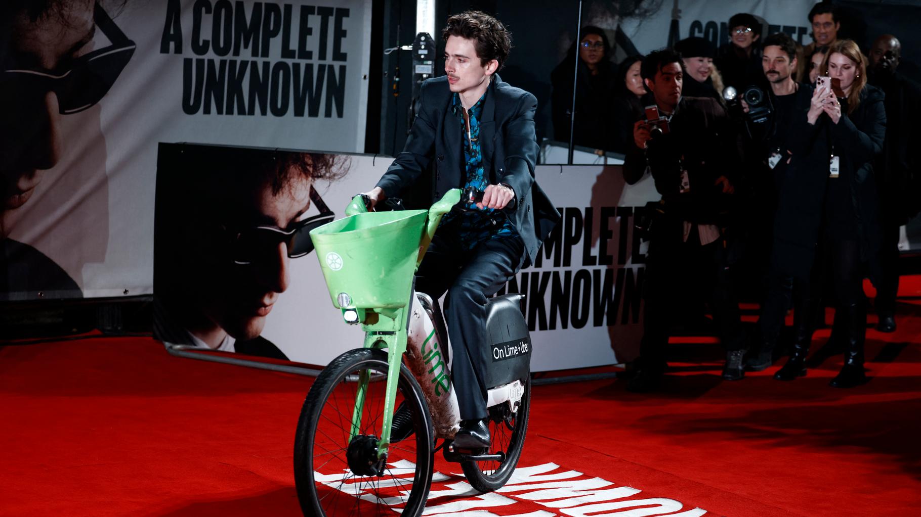 « Un Parfait inconnu » : Timothée Chalamet arrive en vélo électrique sur le tapis rouge à Londres, voici la raison