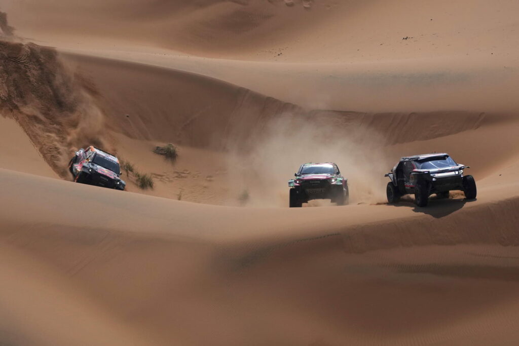 Dakar 2025 : Al-Rahji prend les commandes en autos, Sanders contrôle en motos