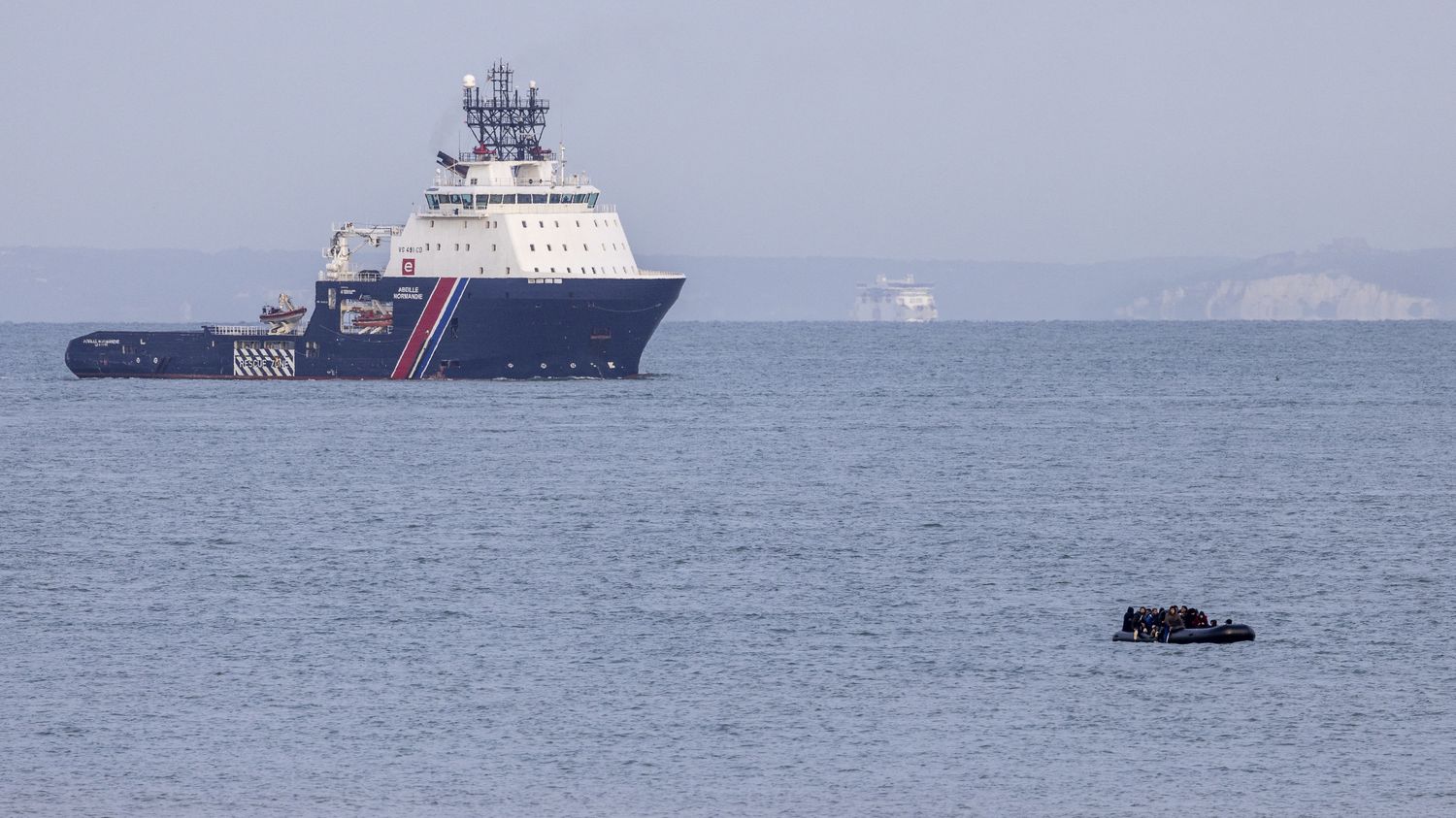 Calais : 76 migrants à bord d'une embarcation ont été secourus en mer