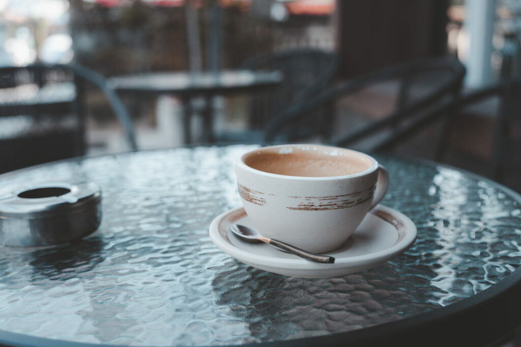 La soucoupe servie avec le café a une utilité bien précise, ce n'est pas juste pour poser la cuillère