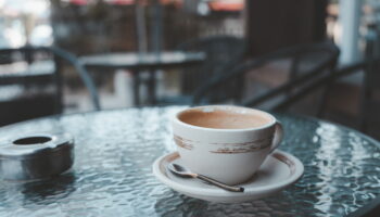 La soucoupe servie avec le café a une utilité bien précise, ce n'est pas juste pour poser la cuillère