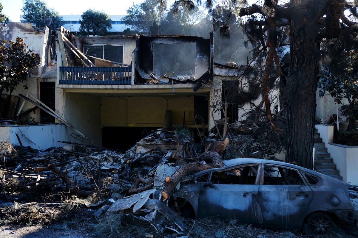 Incendies à Los Angeles : « J’ai vu la colline s’enflammer en moins de dix minutes, les demeures être pulvérisées tout autour, mais j’ai sauvé ma maison »