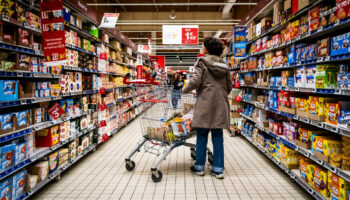 En France, l’inflation ralentit à 2 % en moyenne, grâce à une baisse des prix de l’alimentation, selon l’Insee