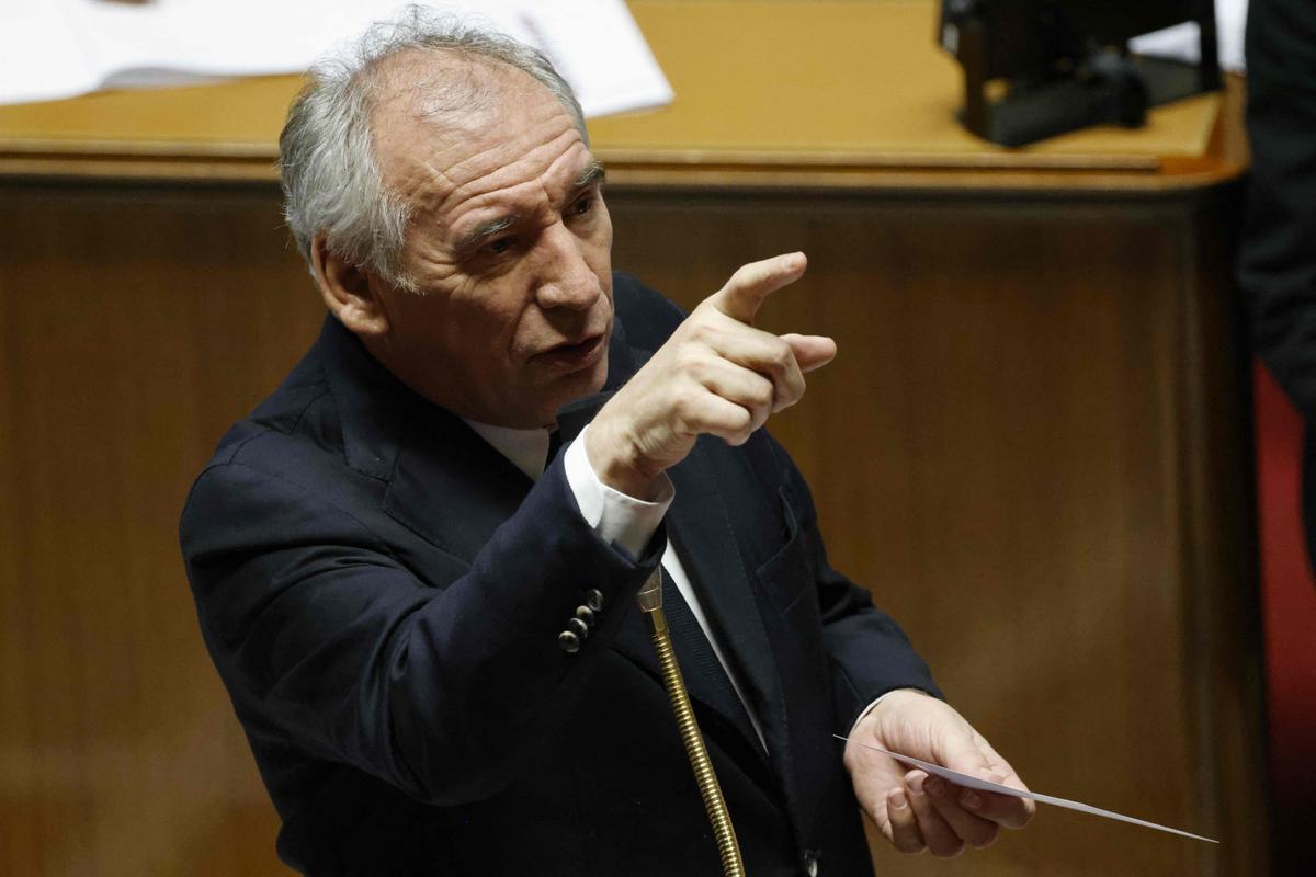 Brouillon, suranné et prêchant la démocratie à tous les étages : le « style » Bayrou à l’épreuve de l’Assemblée