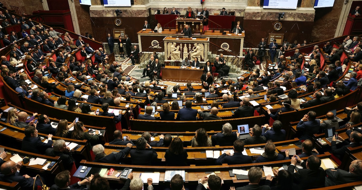 Le Premier ministre François Bayrou (C) fait sa déclaration de politique générale à l'Assemblée nationale le 14 janvier 2025 à Paris