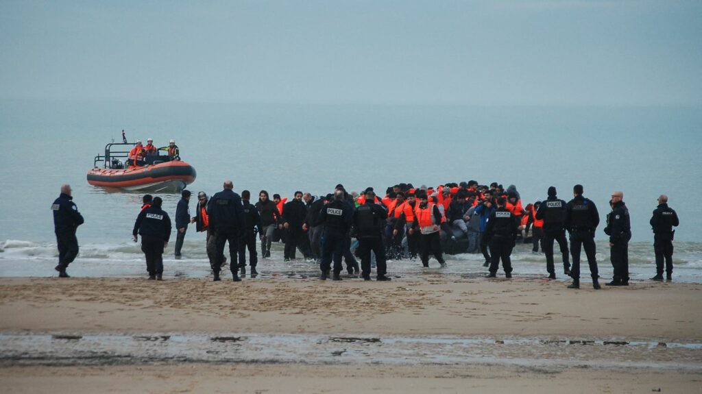 Une centaine de migrants à bord de deux embarcations ont été secourus en mer au large du Pas-de-Calais