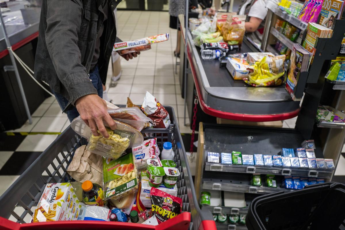 Au supermarché, les produits alimentaires les moins chers sont souvent plus sucrés