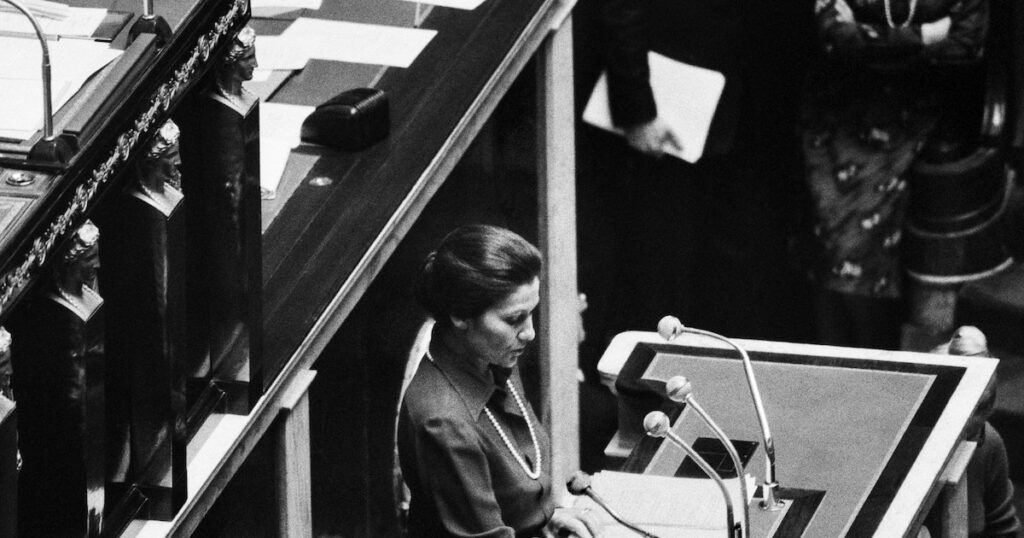 Simone Veil, alors ministre de la Santé, défend devant le Parlement le 26 novembre 1974 une loi autorisant l'avortement