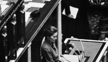 Simone Veil, alors ministre de la Santé, défend devant le Parlement le 26 novembre 1974 une loi autorisant l'avortement