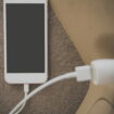 Charger son téléphone dans cet endroit est très dangereux, une astuce permet d'éviter le drame