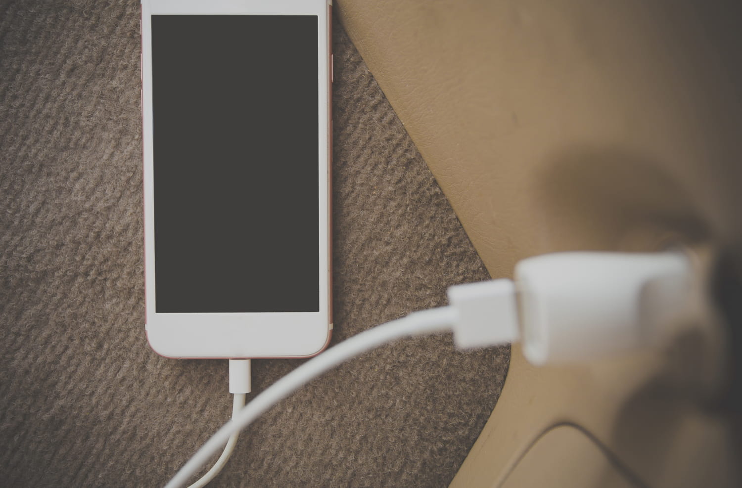 Charger son téléphone dans cet endroit est très dangereux, une astuce permet d'éviter le drame