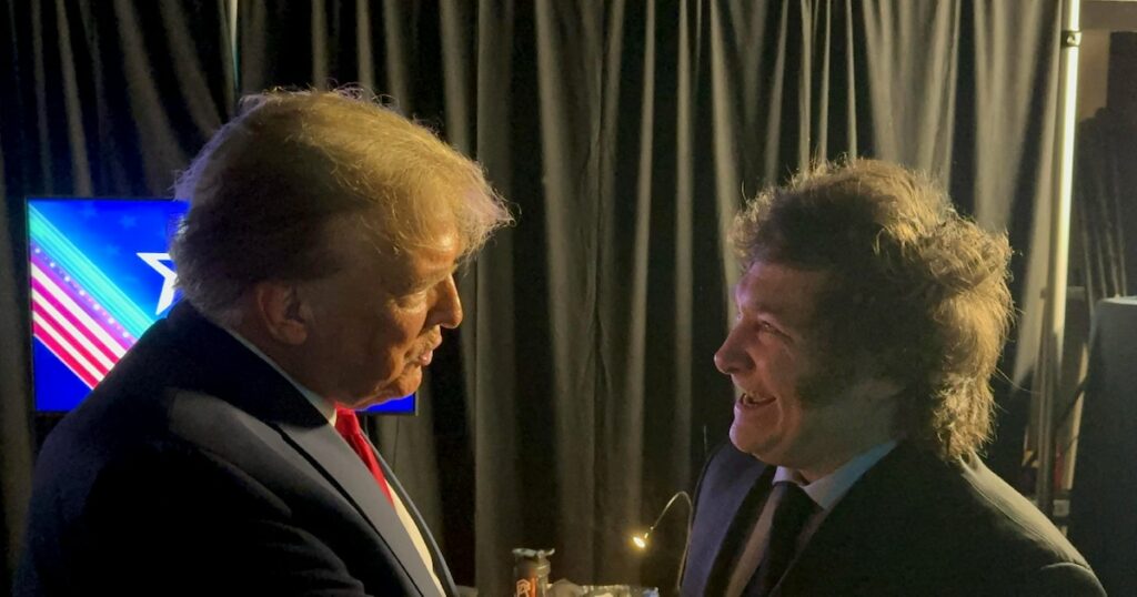 Photo fournie par la présidence argentine d'une poignée de main entre l'ancien président américain Donald Trump et le président argentin Javier Milei le 24 février 2024 dans le Maryland, lors du CPAC, la grand-messe annuelle des conservateurs américains