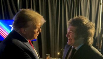 Photo fournie par la présidence argentine d'une poignée de main entre l'ancien président américain Donald Trump et le président argentin Javier Milei le 24 février 2024 dans le Maryland, lors du CPAC, la grand-messe annuelle des conservateurs américains