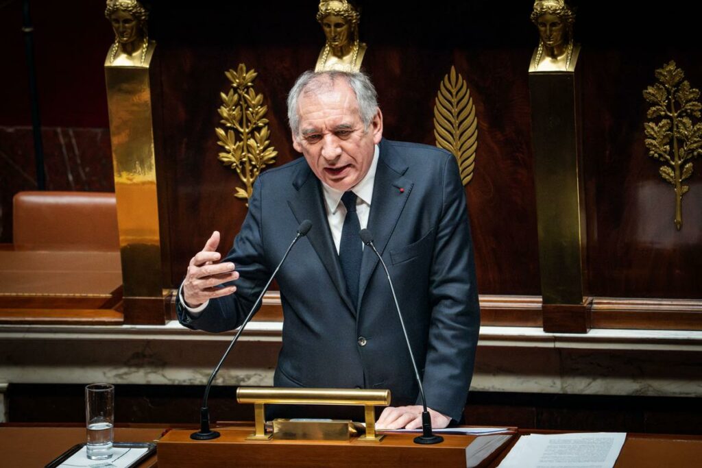 Avant le vote de la motion de censure, Bayrou fait deux nouvelles concessions au PS