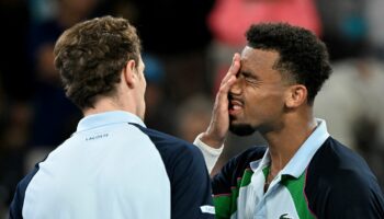 Open d'Australie : Arthur Fils abandonne contre Ugo Humbert, Djokovic rejoint Zverev et Alcaraz, Sabalenka peine... Ce qu'il faut retenir de la 6e journée