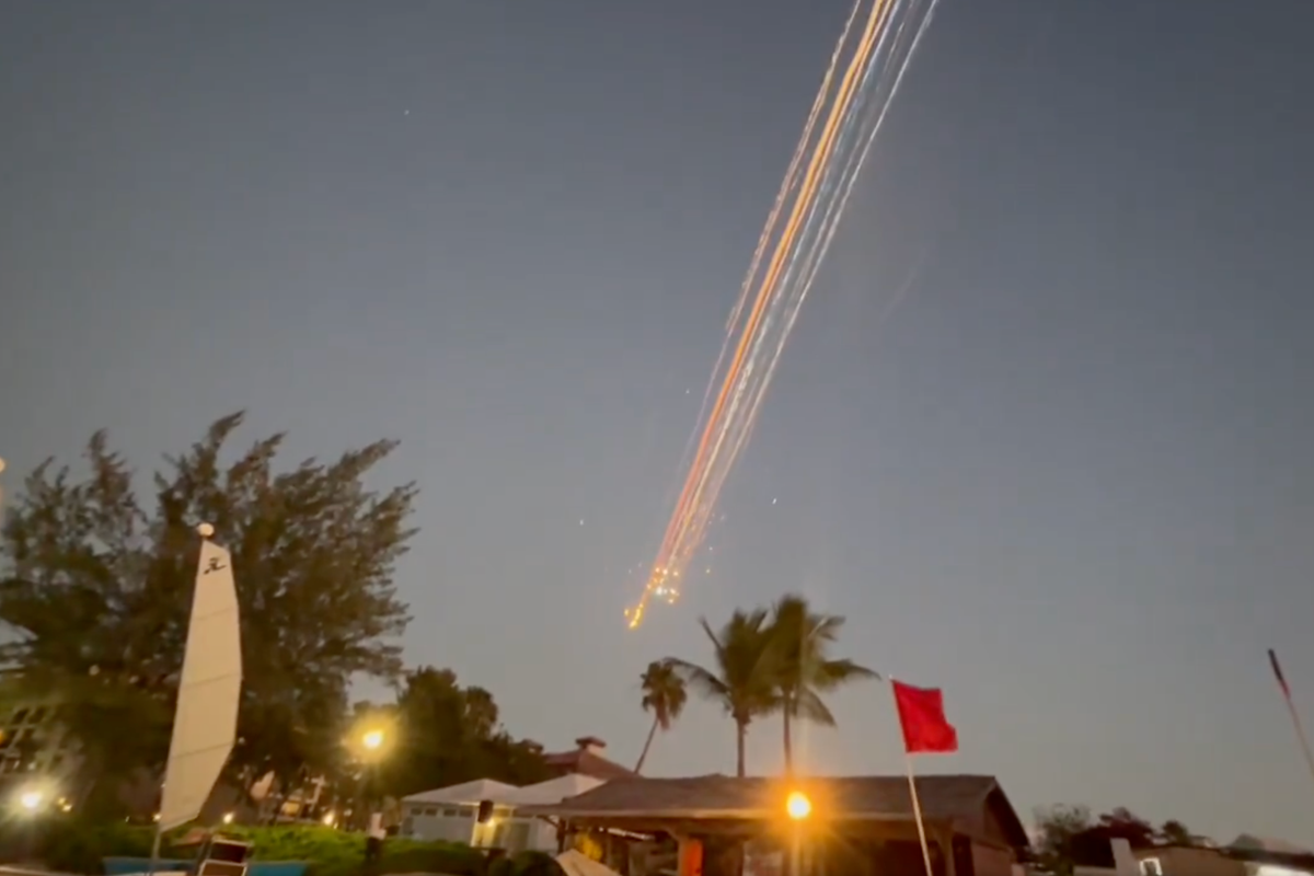 Le second étage de la fusée Starship de SpaceX explose, ses débris illuminent le ciel des Caraïbes