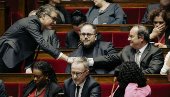 «Les militants se demandent quoi dire sur le terrain aux alliés de gauche» : au PS, la peur du retour des procès en trahison après le choix de la non-censure