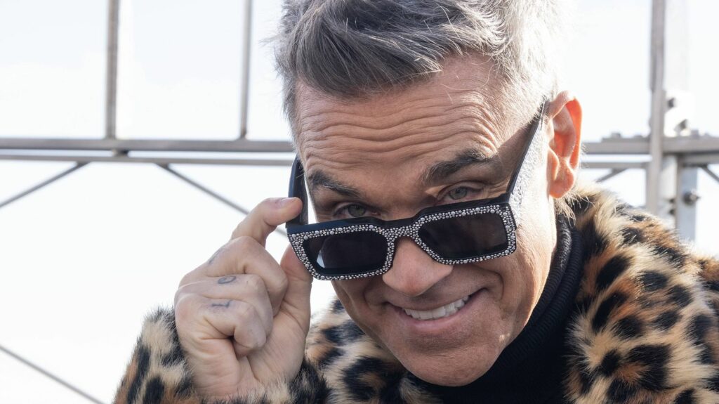 Robbie Williams est en salles avec "Better Man" : cinq tubes d'une pop efficace aux accents rock et R&B