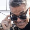 Robbie Williams est en salles avec "Better Man" : cinq tubes d'une pop efficace aux accents rock et R&B