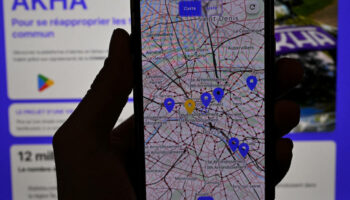 Pourquoi l’application Akha n’a pas le droit de signaler les contrôleurs dans les transports, quand Waze ou Coyote le font sur la route ?
