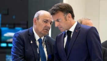 Emmanuel Macron et Eric Trappier, le PDG de Dassault Aviation devenu le 9 janvier dernier celui de tout le groupe Dassault, ici au salon du Bourget le 19 juin 2023.