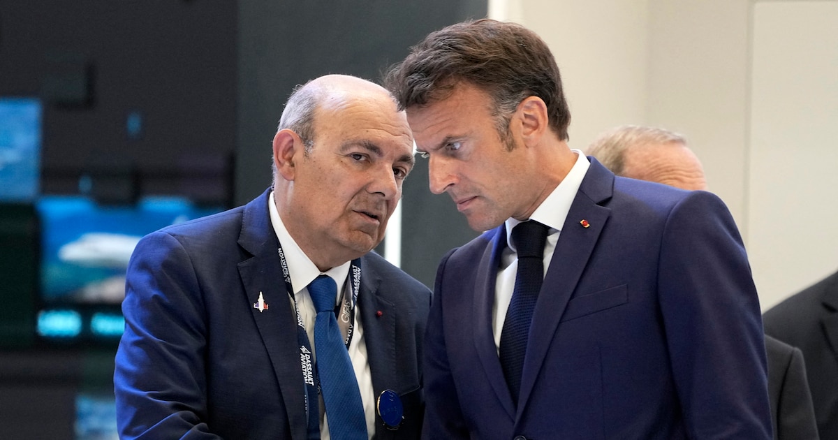 Emmanuel Macron et Eric Trappier, le PDG de Dassault Aviation devenu le 9 janvier dernier celui de tout le groupe Dassault, ici au salon du Bourget le 19 juin 2023.