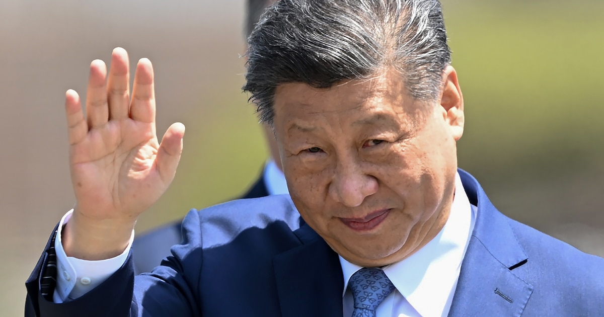 Le président chinois Xi Jinping salue à son arrivée sur la base aérienne de Callao, près de Lima où il doit participer au sommet de la Coopération économique pour l'Asie-Pacifique (Apec), au Pérou, le 14 novembre 2024