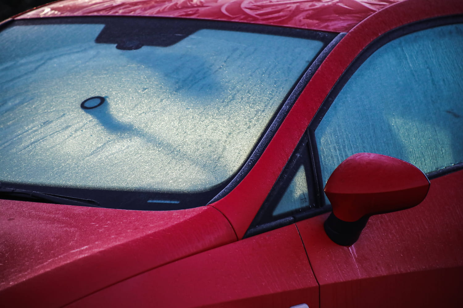 Ce bouton caché permet de dégivrer le pare-brise de votre voiture en un temps record