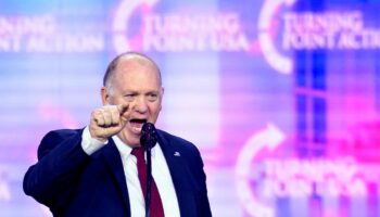 Le futur "tsar des frontières" de la Maison Blanche, Tom Homan, s'exprime lors de l'AmericaFest 2024 de Turning Point à Phoenix, Arizona, le 22 décembre 2024. (Photo by JOSH EDELSON / AFP)