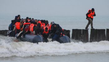 Les secours sauvent 68 migrants à bord d'une embarcation en mer au large de Calais