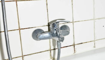 Fini la Javel, ce mélange facile nettoie la moisissure de la douche en seulement 10 minutes - elle ne reviendra plus