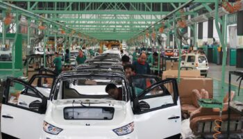 Des ouvriers assemblent des voitures électriques dans une usine de Zouping, dans la province du Shandong, en Chine, le 16 septembre 2014