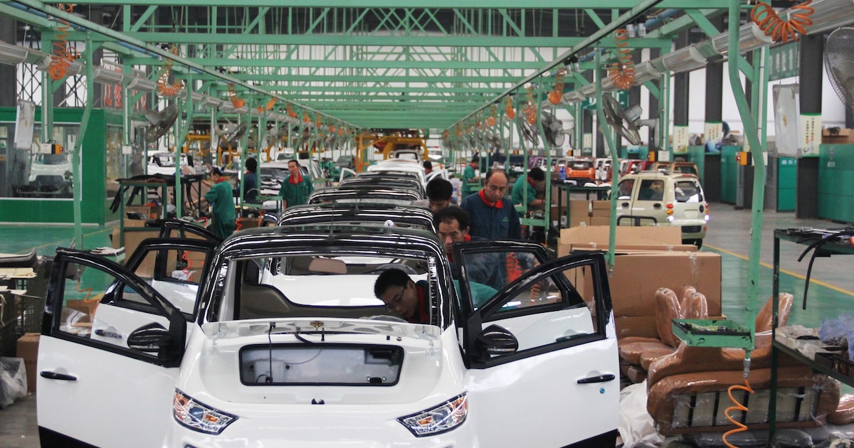 Des ouvriers assemblent des voitures électriques dans une usine de Zouping, dans la province du Shandong, en Chine, le 16 septembre 2014