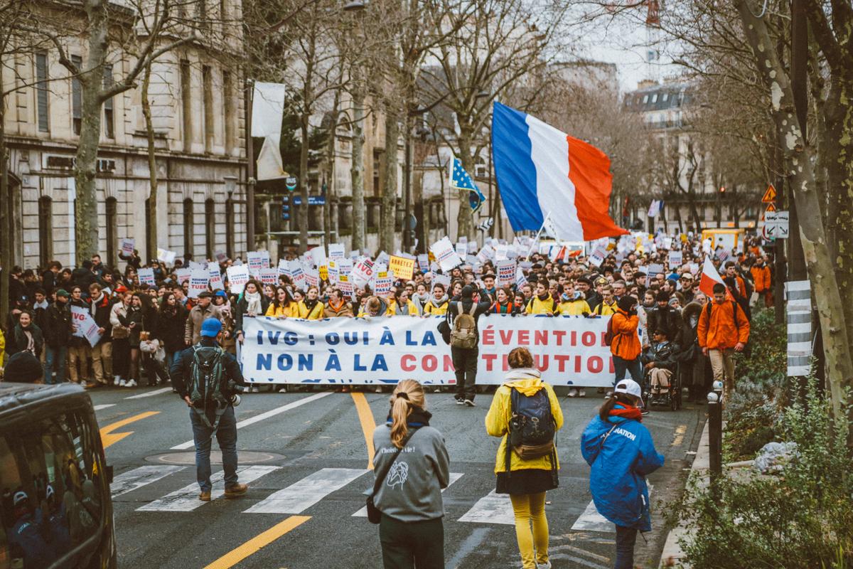 Cathos tradis, adeptes de l’agit-prop et proches de Bolloré : qui sont ces jeunes qui marcheront contre l’IVG ce dimanche ?