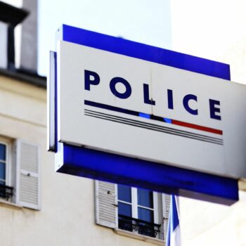 Des policiers ripostent à des tirs d'arme à feu à Paris et blessent un homme accusé de violences conjugales