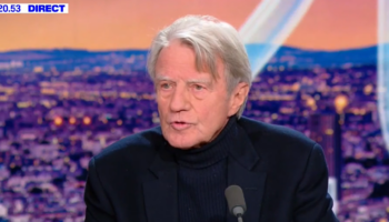 Bernard Kouchner « refuse de changer d’avis » sur l’abbé Pierre, son ami, accusé d’agressions sexuelles