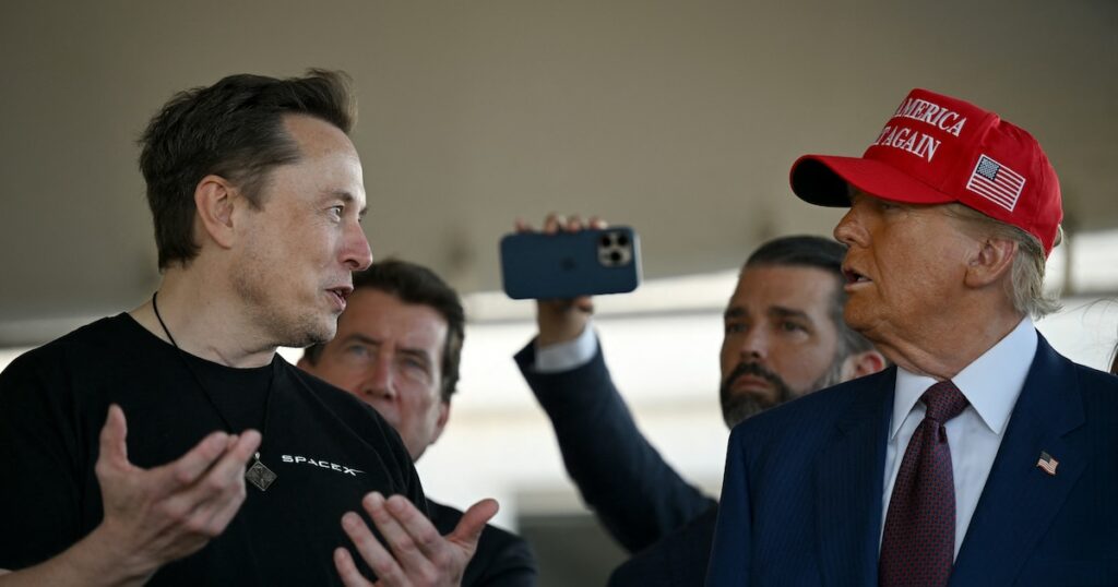 Elon Musk s'entretient avec le président élu des États-Unis Donald Trump lors de la visualisation du lancement du sixième vol d'essai de la fusée SpaceX Starship, le 19 novembre 2024 à Brownsville, au Texas