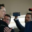 Elon Musk s'entretient avec le président élu des États-Unis Donald Trump lors de la visualisation du lancement du sixième vol d'essai de la fusée SpaceX Starship, le 19 novembre 2024 à Brownsville, au Texas