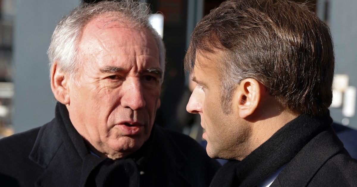 Le Premier ministre François Bayrou échange avec le président de la République Emmanuel Macron, le 7 janvier 2025 à Paris